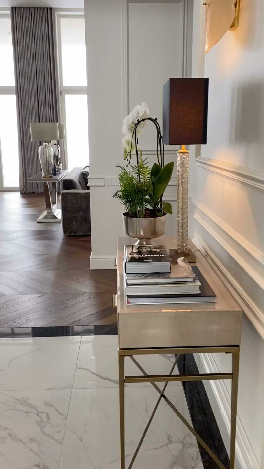 VILA PRIE EŽERO
•
#villa #livingroom #interiorreels #dovilebatutiene #luxuryhomes