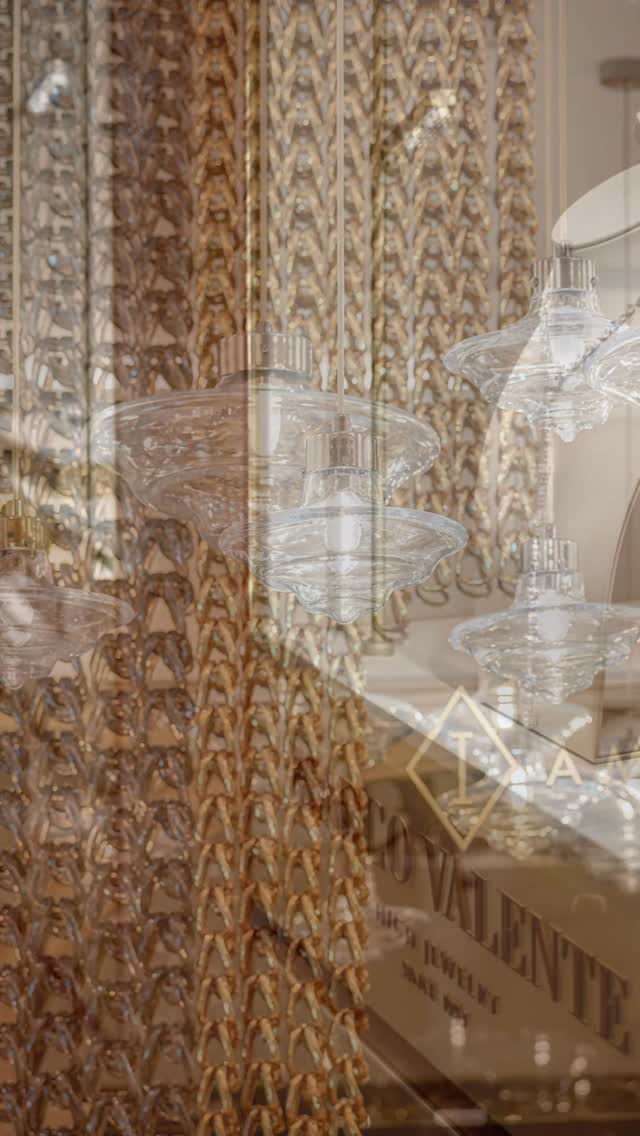 💎💎💎
Marco Valente
kuria šiuolaikinę itališką juvelyriką, jungiančią minimalizmą ir rafinuotą eleganciją.

💎 Aukštosios juvelyrikos erdvė, kur susi
