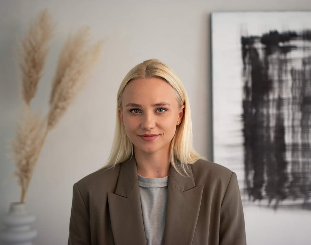 Labas! 

Esu Ieva, studijos c42 įkūrėja ir dizainerė 👋🏼

Jau 7-erius metus entuziastingai gilinuosi į privačių ir visuomeninių projektų dizaino, nes