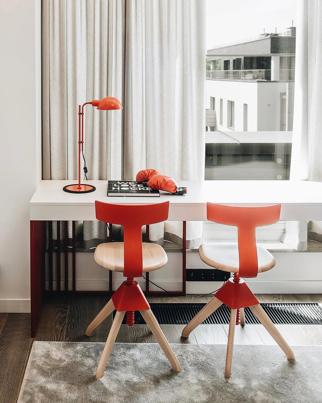 Creating a kids’ room that’s both playful and practical? Yes, please! 🤩

From bold red 📍 accents to cozy reading corners and space-saving loft beds 