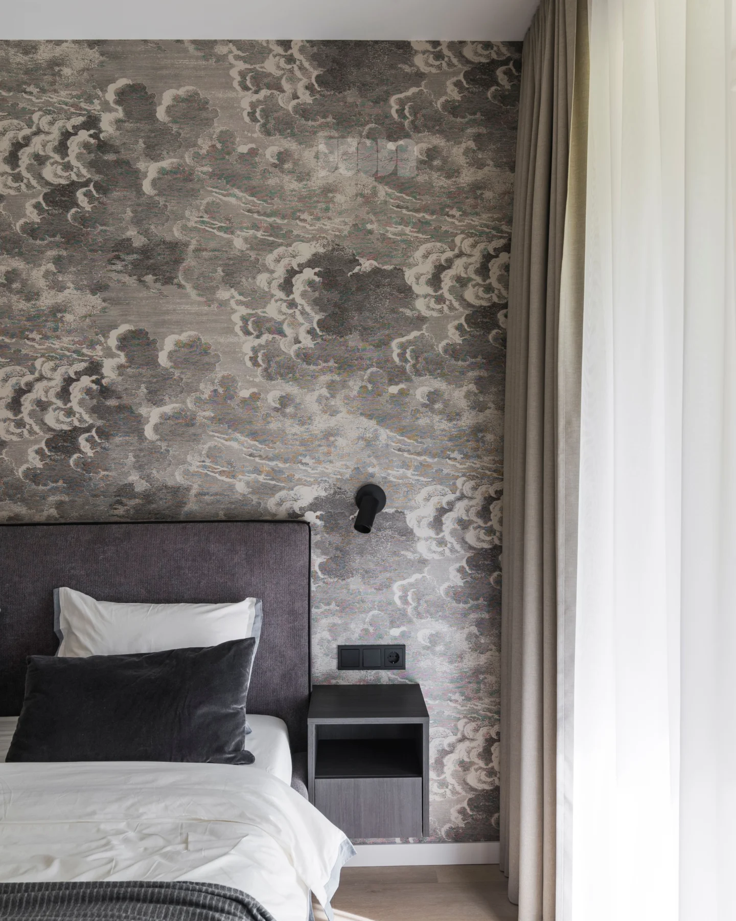 Miegamojo realizacija ☁️

☁️ DEBESŲ PILKA 36.65
📷 @babilas.lt

.

Tapetai @retroforma
Lova @houmy.lt

.

#juodastudija #interjerodizainas #interiorde